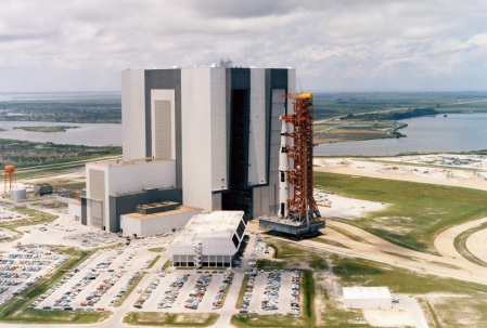 El cohete Saturn V en la plataforma de lanzamiento