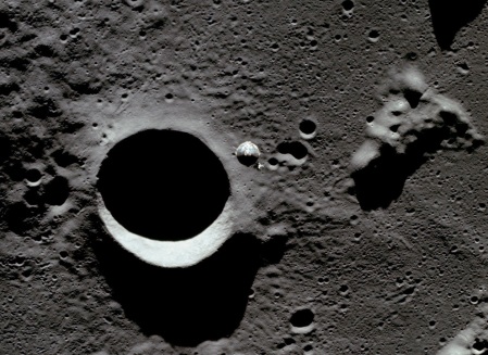 Vista al Módulo de Comando y al de Servicio desde el Módulo Lunar, antes de comenzar el descenso a la Luna.
