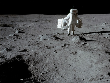 Buz Aldrin llevando el Retro-reflector Láser Lunar de Medición y un Sismómetro