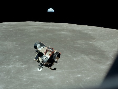 El Eagle (parte del Módulo Lunar) acercandose al Módulo de Comando para acoplarse a este antes de volver a casa. Una de mis fotos favoritas.